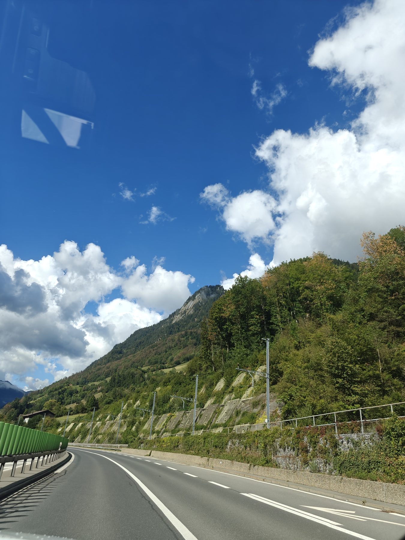 前往 Pilatus 途中沿山谷行驶的公路