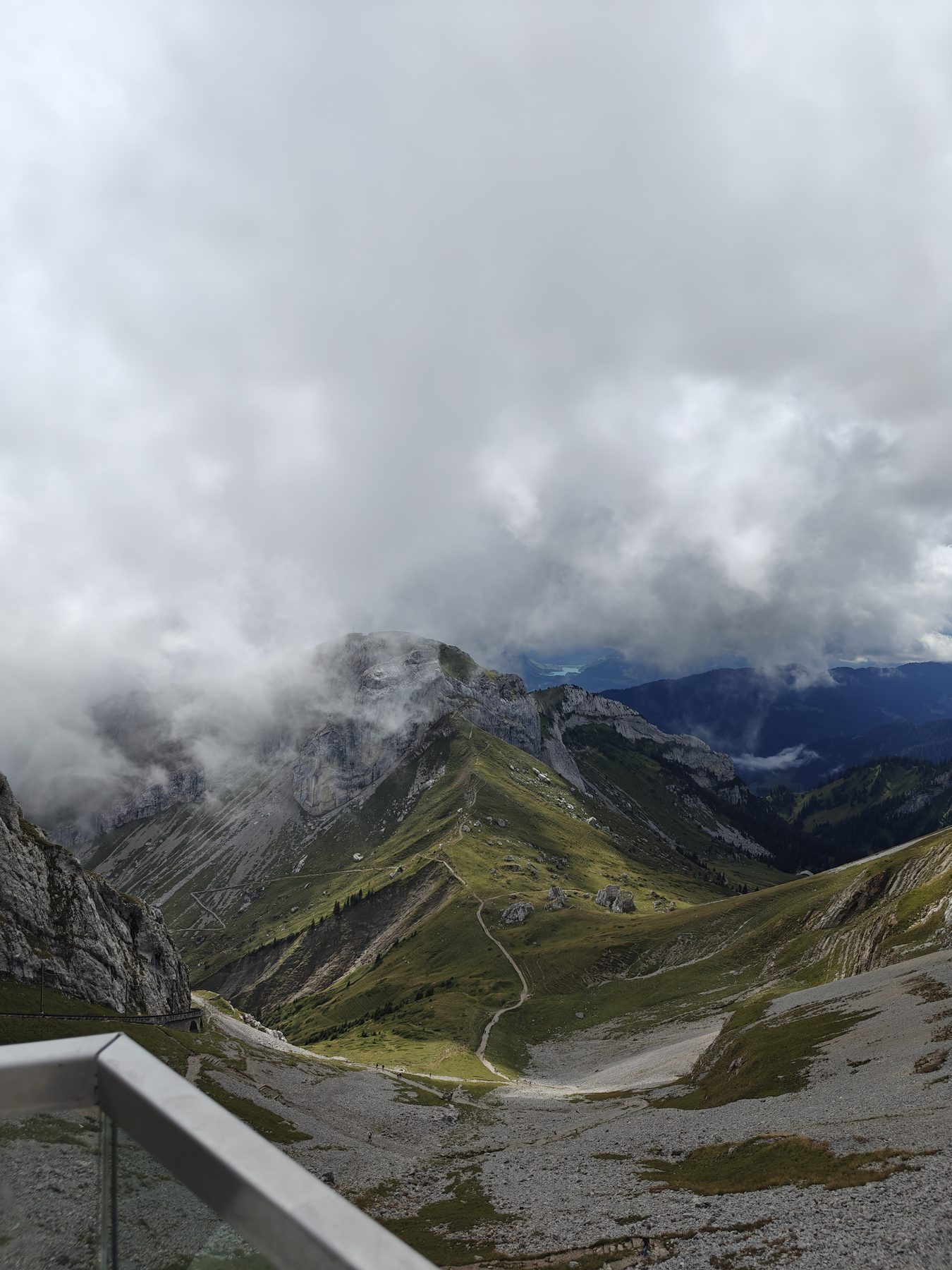 Pilatus 山脊上的云雾与山谷