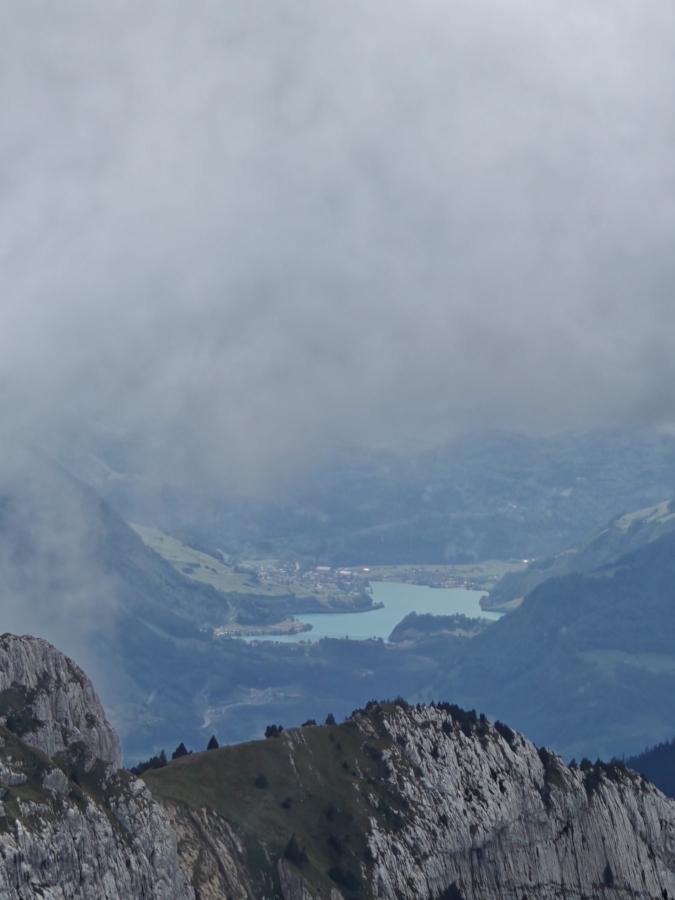 从 Pilatus 俯瞰云层下的湖泊和山谷