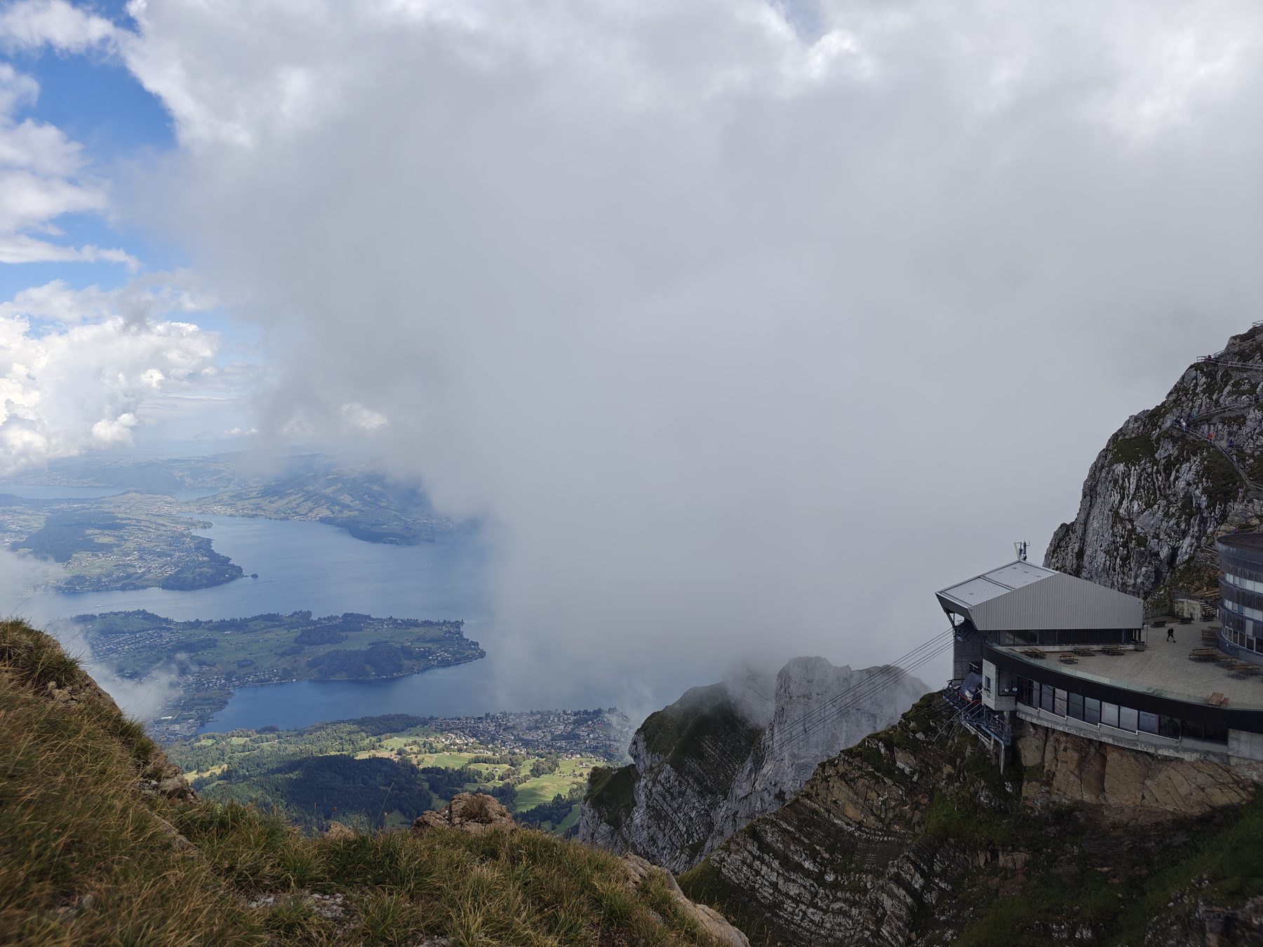 Pilatus Kulm 的缆车站与云雾中的卢塞恩湖