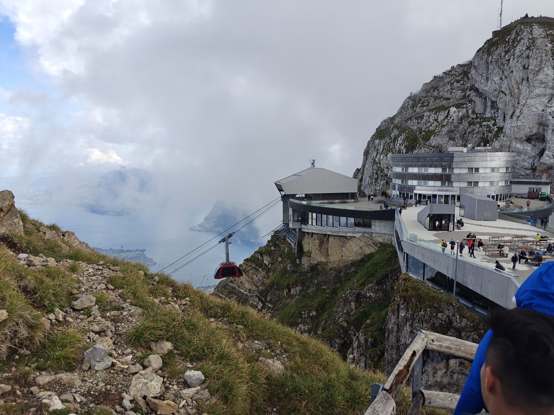 Pilatus 山顶缆车站与岩壁