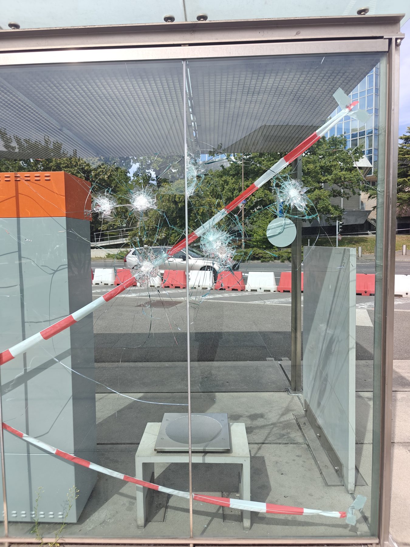 日内瓦街头被破坏并用警戒带封起的玻璃入口