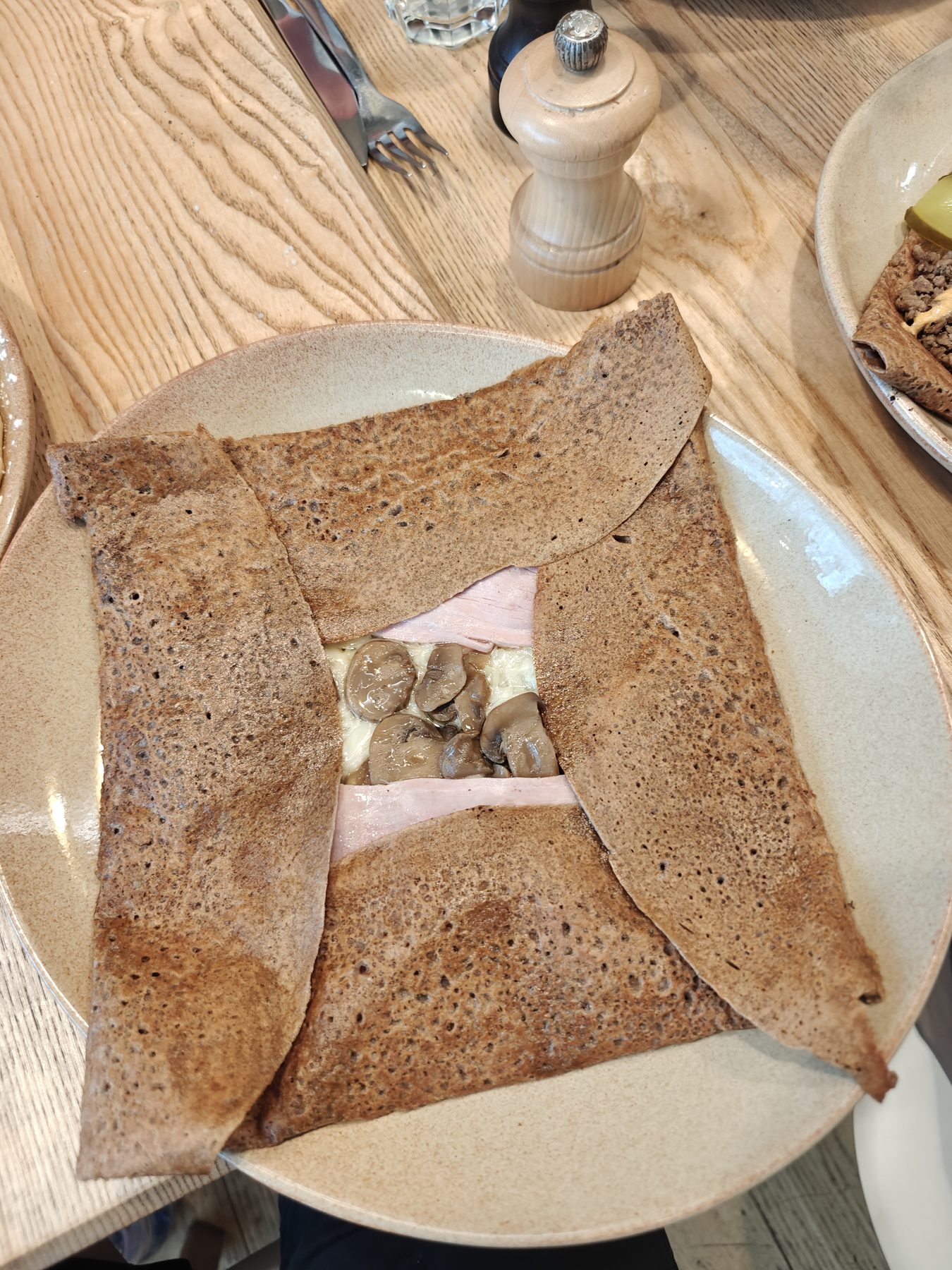 火腿、蘑菇与奶酪组成的咸可丽饼
