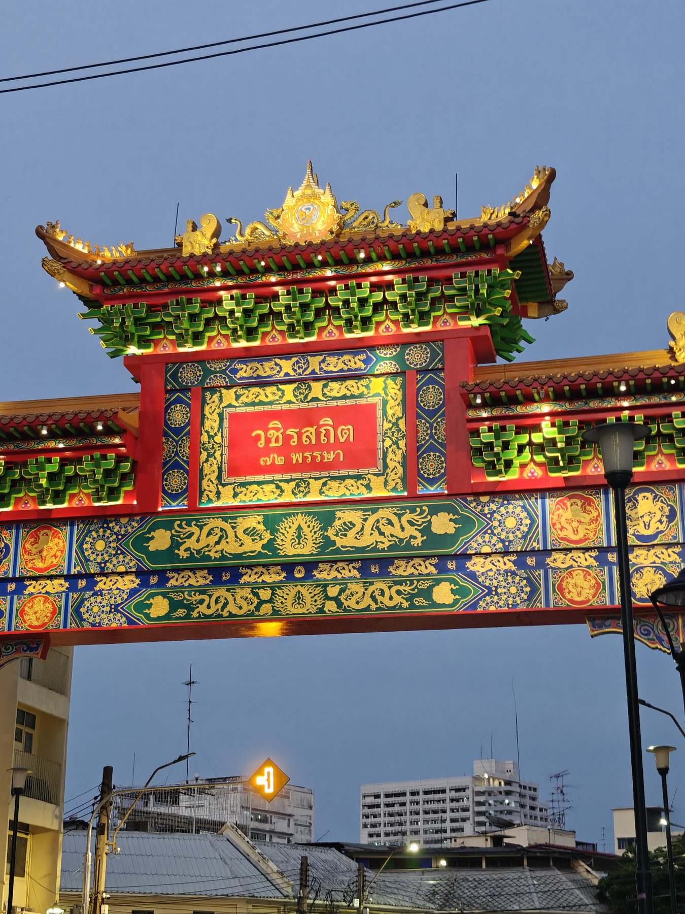 夜色中的中式牌坊