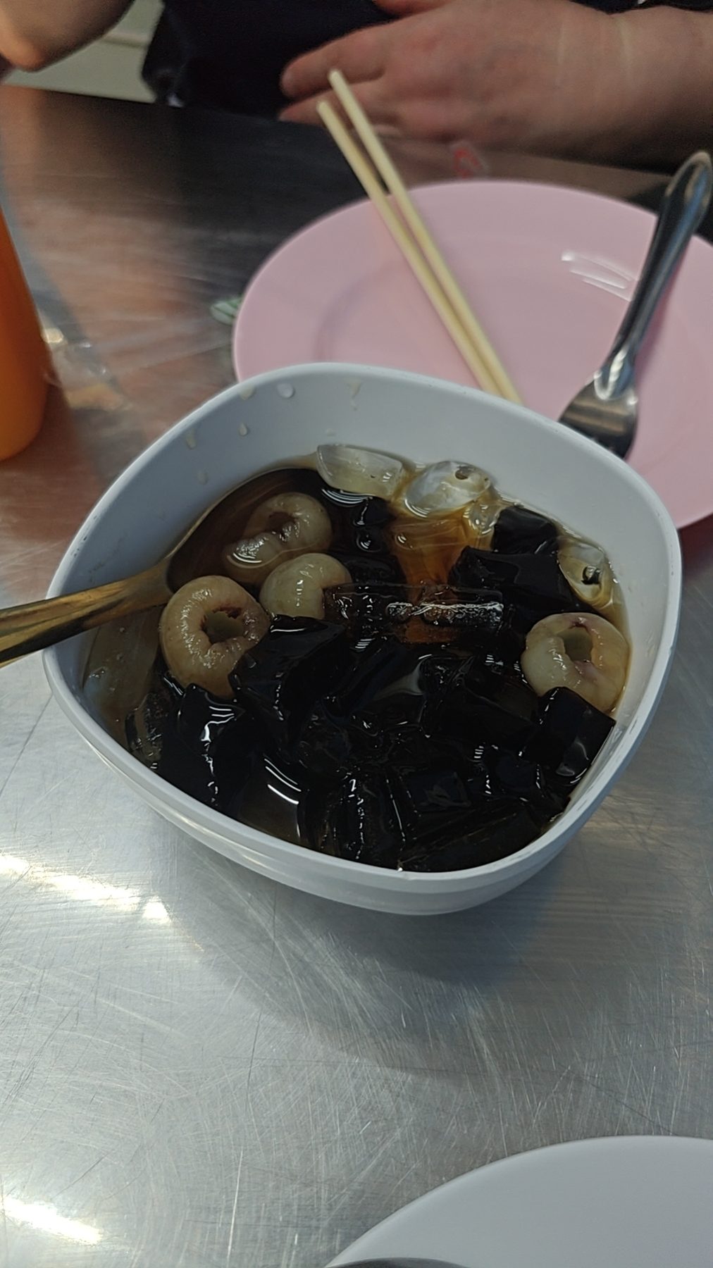 黑凉粉一类的甜品